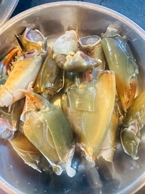 딱딱한 물체를 이용해 게 다리를 꺾거나, 주방 칼의 평평한 면을 이용해도 됩니다.