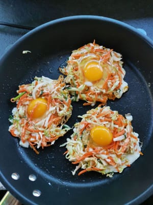 Then put the fried egg in the middle of the hole in the fritter, fry until golden brown.