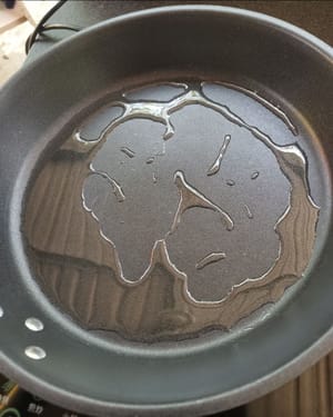 Prepare a frying pan, pour in 2 tablespoons of oil, wait until the oil is hot.
