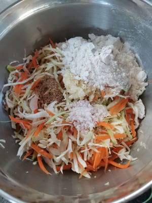 then put the sliced cabbage and carrots in a container, then season (1/2 tsp salt, 1/2 tsp coriander powder, 1/2 tsp pepper, 3 tbsp flour, 1/2 tsp garlic powder)