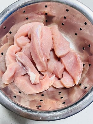 고기를 띠 모양으로 자릅니다. 삼겹살을 1cm 너비의 띠 모양으로 자릅니다. 간식으로 먹을 경우 0.5cm 너비의 띠 모양으로 자릅니다(젓가락 두께 정도).