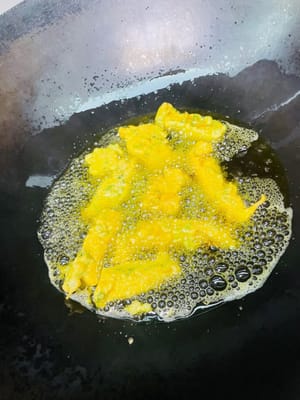팬에 기름을 두르고 60%까지 가열합니다(젓가락을 넣으면 작은 기포가 생깁니다). 튀김옷을 입힌 고기를 하나씩 넣고 약불에서 표면이 살짝 노릇노릇해지고 모양이 잡힐 때까지 볶습니다. 팬에서 꺼냅니다. 기름 온도가 80%까지 올라가면 고기를 다시 노릇하고 바삭해질 때까지 볶습니다. 팬에서 꺼내 기름을 빼고 서빙합니다.