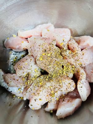 고기 재우기: 고기 조각에 소금, 사천산 후추 가루, 백후추 가루를 넣습니다. 고구마 전분만 사용하는 경우 풍미를 높이기 위해 닭고기 에센스 2g을 추가하고 10분간 재워둡니다.