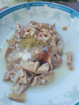 腎臓を細かく切り、料理酒大さじ1杯、塩適量、薄口醤油大さじ1杯、オイスターソース大さじ1杯を加えてマリネします。