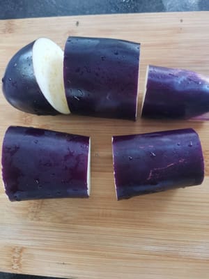 將茄子洗淨，然後切成約3公分的塊狀。