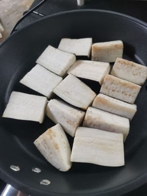 然後加入茄子，用小火炒