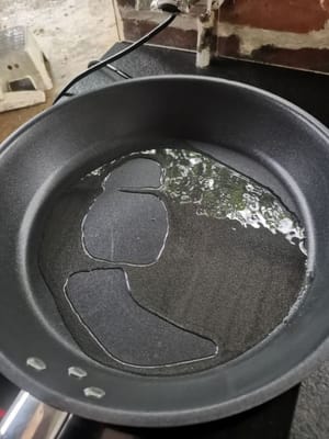 準備一個煎鍋，倒入油，等到油熱