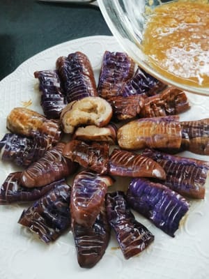 然後把調味醬倒在上面