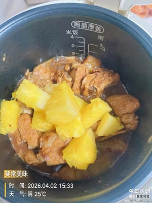 電飯煲燜煮:
把炒好的排骨和菠蘿一起倒進電飯煲,加沒過食材的開水,喜歡吃菠蘿的可以再鋪幾塊進去,愛吃就多放!然後按煮飯鍵就行。
煮到20分鐘左右,開蓋翻一下,讓排骨更入味,繼續煮到35分鐘就搞定了。