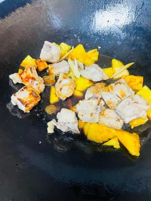 炒香排骨:
鍋裡放少許油,倒入排骨翻炒到兩面金黃,沿著鍋邊淋1勺料酒去腥,下薑絲炒香,然後放200g菠蘿塊一起翻炒,再把調好的料汁倒進去翻勻,加1勺底鹽調味。