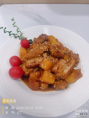 最後直接裝碟,酸甜入味的菠蘿排骨就做好啦!