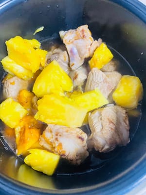 電飯煲燜煮:
把炒好的排骨和菠蘿一起倒進電飯煲,加沒過食材的開水,喜歡吃菠蘿的可以再鋪幾塊進去,愛吃就多放!然後按煮飯鍵就行。
煮到20分鐘左右,開蓋翻一下,讓排骨更入味,繼續煮到35分鐘就搞定了。