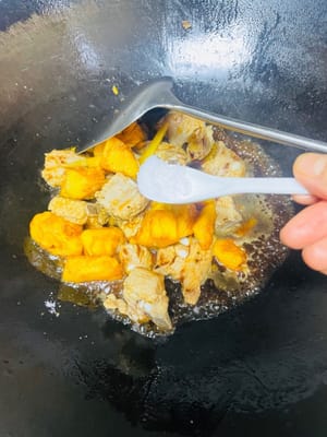 炒香排骨:
鍋裡放少許油,倒入排骨翻炒到兩面金黃,沿著鍋邊淋1勺料酒去腥,下薑絲炒香,然後放200g菠蘿塊一起翻炒,再把調好的料汁倒進去翻勻,加1勺底鹽調味。