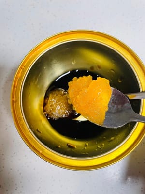 調味靈魂料汁:
碗裡放2匙生抽、1匙蠔油、1匙老抽、1匙蜜糖,攪拌均勻,料汁就調好了。