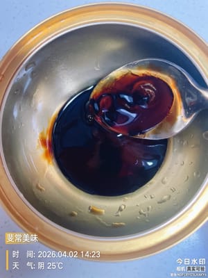 調味靈魂料汁:
碗裡放2匙生抽、1匙蠔油、1匙老抽、1匙蜜糖,攪拌均勻,料汁就調好了。