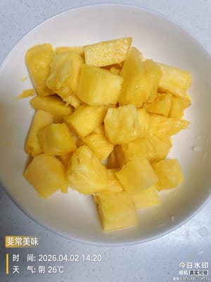 處理菠蘿:
菠蘿去皮去眼,切成塊就行,嫌麻煩直接讓賣菠蘿的老闆幫你處理好,回家洗洗就能用。