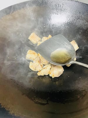 炒香排骨:
鍋裡放少許油,倒入排骨翻炒到兩面金黃,沿著鍋邊淋1勺料酒去腥,下薑絲炒香,然後放200g菠蘿塊一起翻炒,再把調好的料汁倒進去翻勻,加1勺底鹽調味。