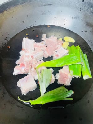 排骨汆燙去腥味:
排骨洗乾淨,冷水下鍋,加蔥段、薑片、花椒粒和1匙料酒,水開後煮5分鐘,撈出嚟用溫水沖乾淨浮沫,瀝乾備用。
