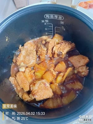 電飯煲燜煮:
把炒好的排骨和菠蘿一起倒進電飯煲,加沒過食材的開水,喜歡吃菠蘿的可以再鋪幾塊進去,愛吃就多放!然後按煮飯鍵就行。
煮到20分鐘左右,開蓋翻一下,讓排骨更入味,繼續煮到35分鐘就搞定了。