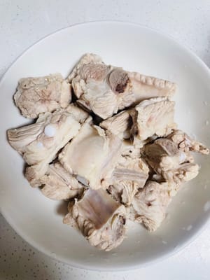 排骨汆燙去腥味:
排骨洗乾淨,冷水下鍋,加蔥段、薑片、花椒粒和1匙料酒,水開後煮5分鐘,撈出嚟用溫水沖乾淨浮沫,瀝乾備用。