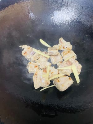 炒香排骨:
鍋裡放少許油,倒入排骨翻炒到兩面金黃,沿著鍋邊淋1勺料酒去腥,下薑絲炒香,然後放200g菠蘿塊一起翻炒,再把調好的料汁倒進去翻勻,加1勺底鹽調味。