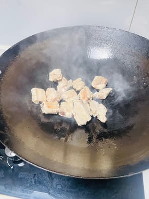 炒香排骨:
鍋裡放少許油,倒入排骨翻炒到兩面金黃,沿著鍋邊淋1勺料酒去腥,下薑絲炒香,然後放200g菠蘿塊一起翻炒,再把調好的料汁倒進去翻勻,加1勺底鹽調味。