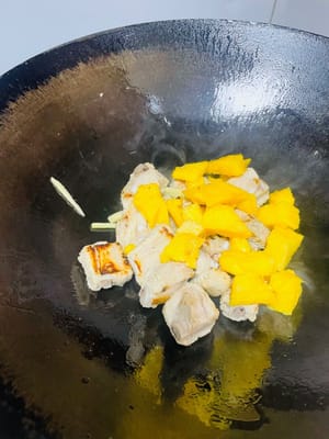 炒香排骨:
鍋裡放少許油,倒入排骨翻炒到兩面金黃,沿著鍋邊淋1勺料酒去腥,下薑絲炒香,然後放200g菠蘿塊一起翻炒,再把調好的料汁倒進去翻勻,加1勺底鹽調味。