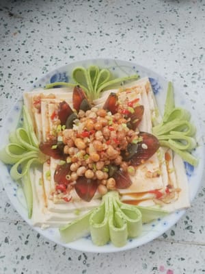 tuangkan saus di atasnya.
