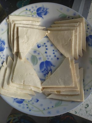 Potong tahu yang sudah dingin menjadi potongan-potongan kecil dan letakkan di atas piring.