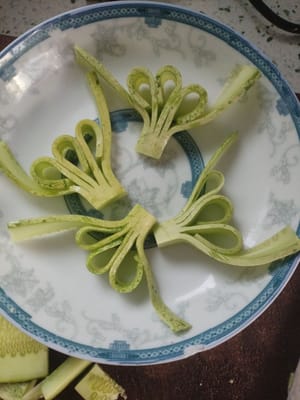 把黃瓜改得成4️⃣個蝴蝶樣裝盤備用。
