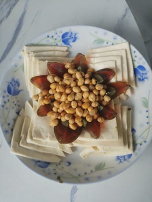 Letakkan 100 gram kacang kedelai matang di atas telur yang diawetkan dan tunggu.