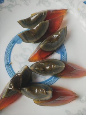 把兩個皮蛋剝開改成小塊。