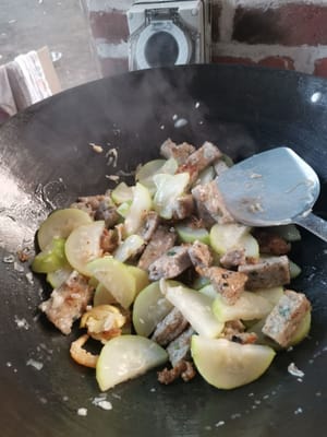 a fine cottura aggiungere il pesce macinato fritto
