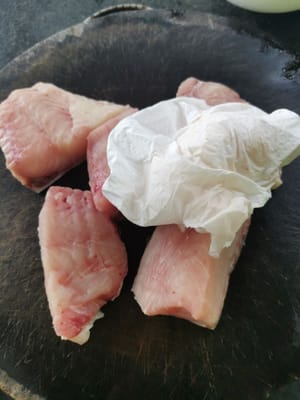 lavare bene il pesce e asciugarlo con un fazzoletto di carta