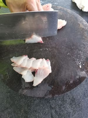 tagliare il pesce a fettine sottili