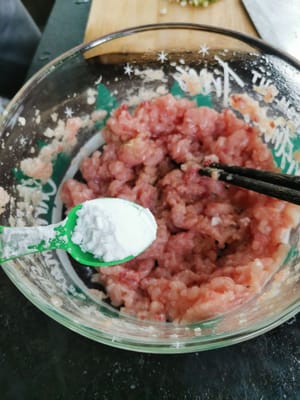 aggiungere le spezie (1 cucchiaino di sale, 1 cucchiaino di pepe in polvere, 2 cucchiai di farina di tapioca)