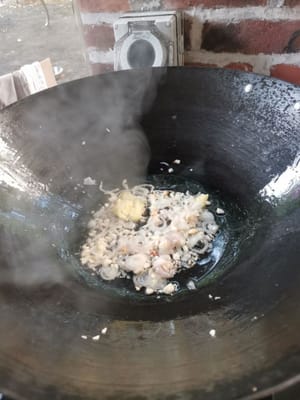 preparare una padella, scaldare l'olio, aggiungere le spezie