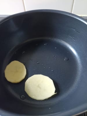 Aggiungere 1 cucchiaio di olio, quando è caldo, aggiungere i pezzi di patate.