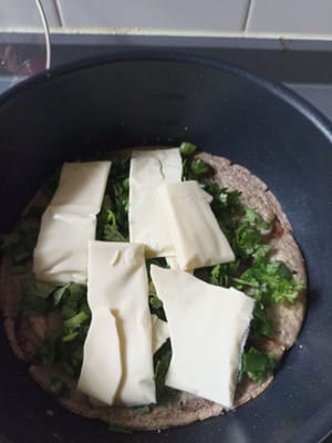 Procedete in questo modo e aggiungete 2 pezzi di formaggio, potete usare qualsiasi formaggio.