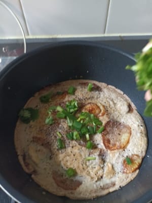 Aggiungere 1/4 di cucchiaino di pepe nero e 1/8 di cucchiaino di sale, quindi aggiungere i cipollotti tritati e le foglie di coriandolo.