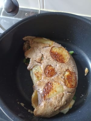 Poi piegatelo in questo modo, giratelo e lasciatelo riposare un po' finché il formaggio non si scioglie, poi