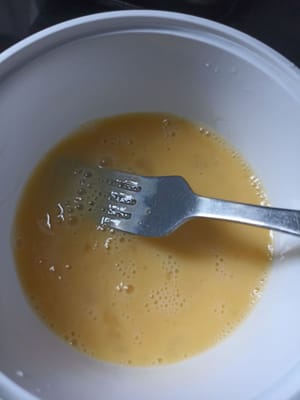 Rompere 1 uovo e sbatterlo.