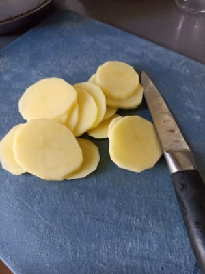 Sbucciare le patate e tagliarle a fettine sottili.