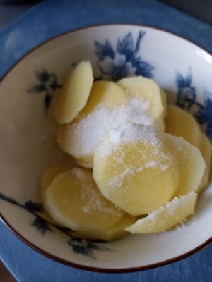 Aggiungere 1 cucchiaino di sale e poi lavare