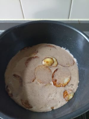 Dopo aver cotto le patate, aggiungere il composto di farina, lievito e uova.