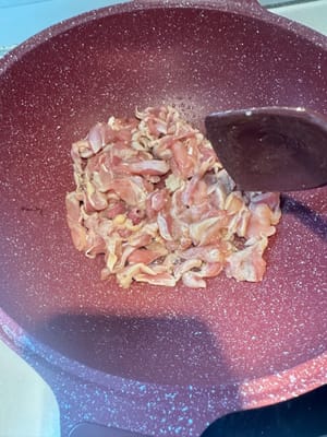 剩下的油，再将鸡肉倒进去翻炒八成熟，上碟备用