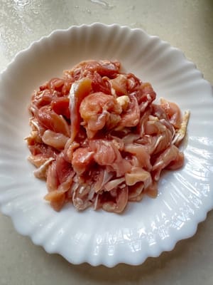 Tagliare le cosce di pollo a striscioline sottili