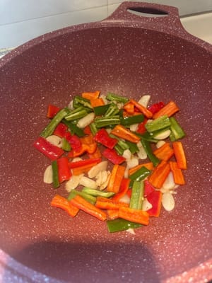 Scaldate la padella, aggiungete l'olio, fate rosolare l'aglio tritato e fate soffriggere i peperoncini.