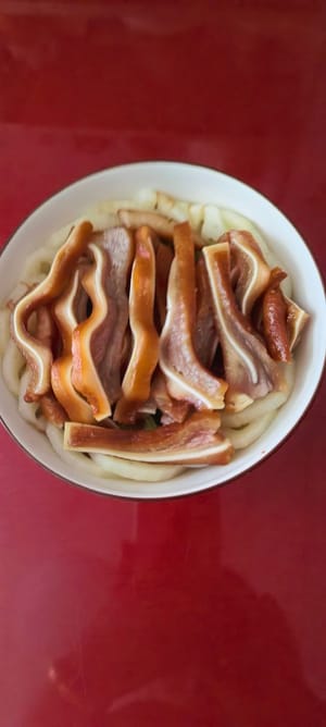 aggiungere 15 grammi di coriandolo e 180 grammi di orecchie di maiale tritate
