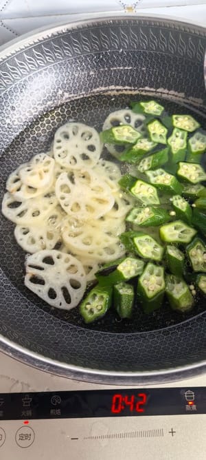 Faire bouillir l'eau dans la casserole pendant une minute, retirer de la casserole, la refroidir dans de l'eau froide et réserver